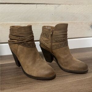 Women’s ankle booties